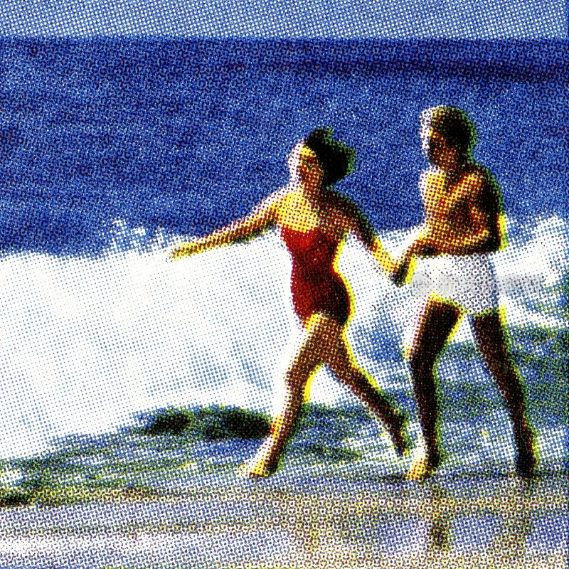在海滩上散步的夫妇
