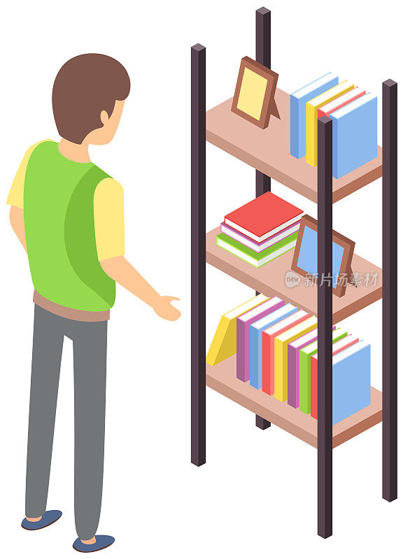 男人站在有相框和书的书架旁，在家里的书架上找书