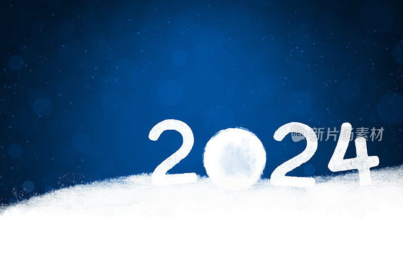 深蓝色斑点圣诞和新年水平背景，有弯曲的波浪褶边或用棉花装饰的雪山边界，在闪闪发光的雪闪闪发光的背景和文字2024与滚动的雪球