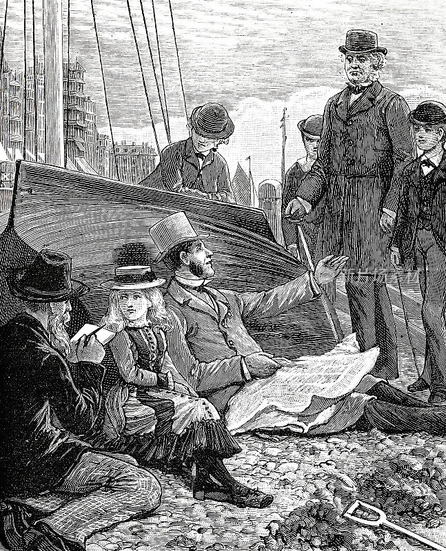 男人和孩子们在海滩上一艘翻了的船旁休息