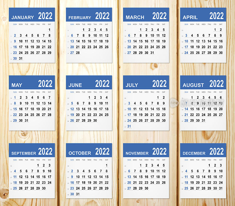 2022年日历被隔离在木制背景上
