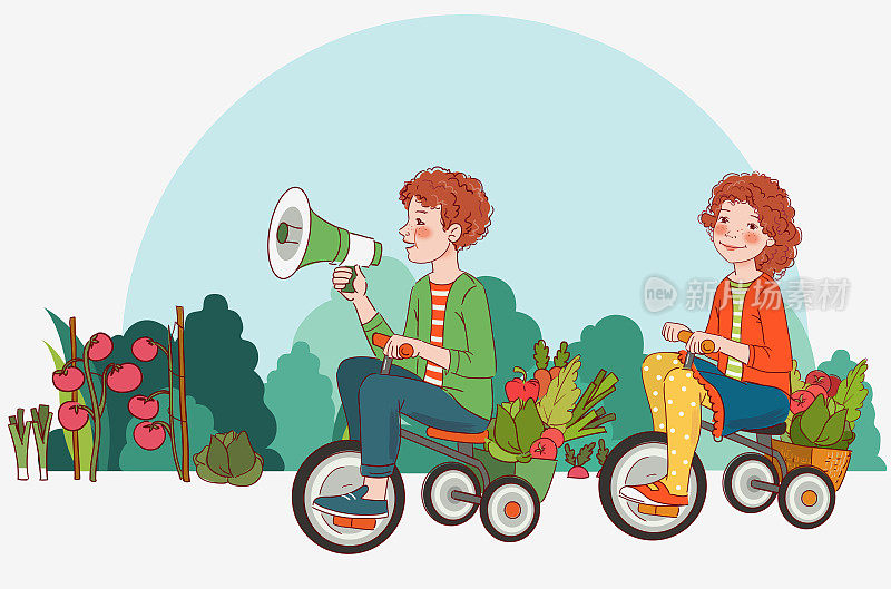 可爱的男孩和女孩带着新鲜的蔬菜在花园里骑自行车。对着扩音器大喊大叫的滑稽男孩。夏天的时间