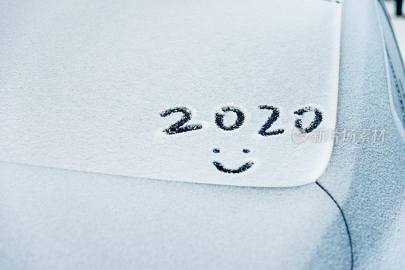 汽车挡风玻璃上写着2020年的新年