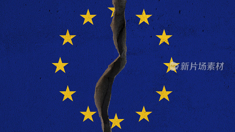 裂墙上的欧盟旗帜对――欧盟和欧元区危机概念