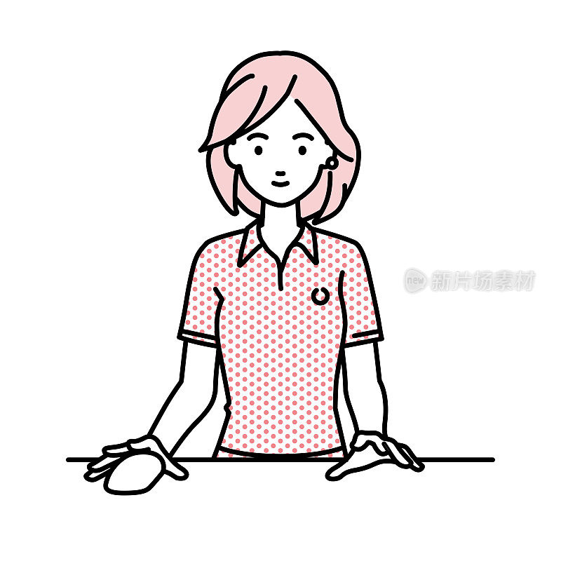 一个穿polo衫的女人在她的桌子上使用笔记本电脑