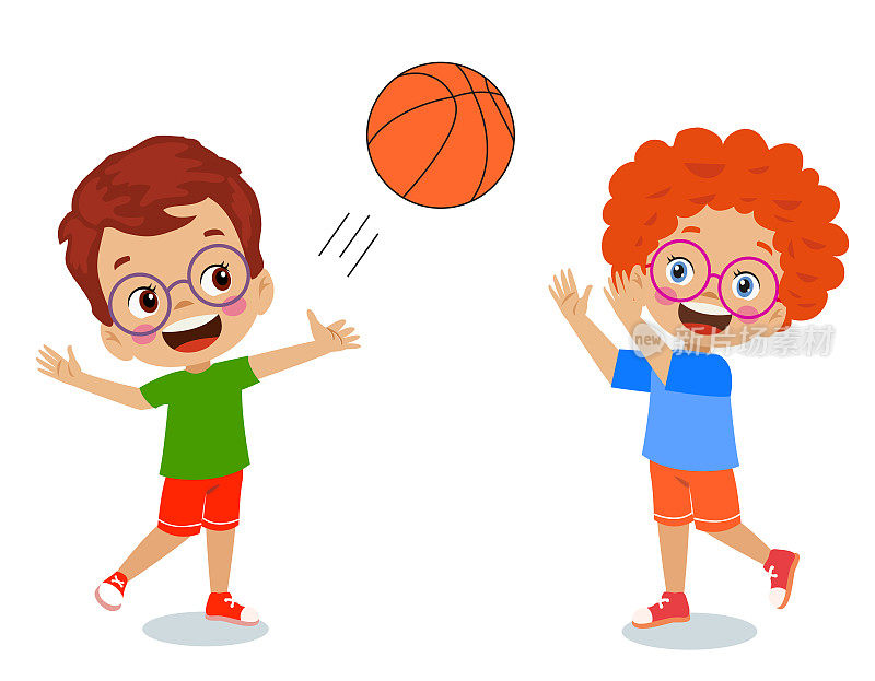 可爱快乐的孩子们在打篮球