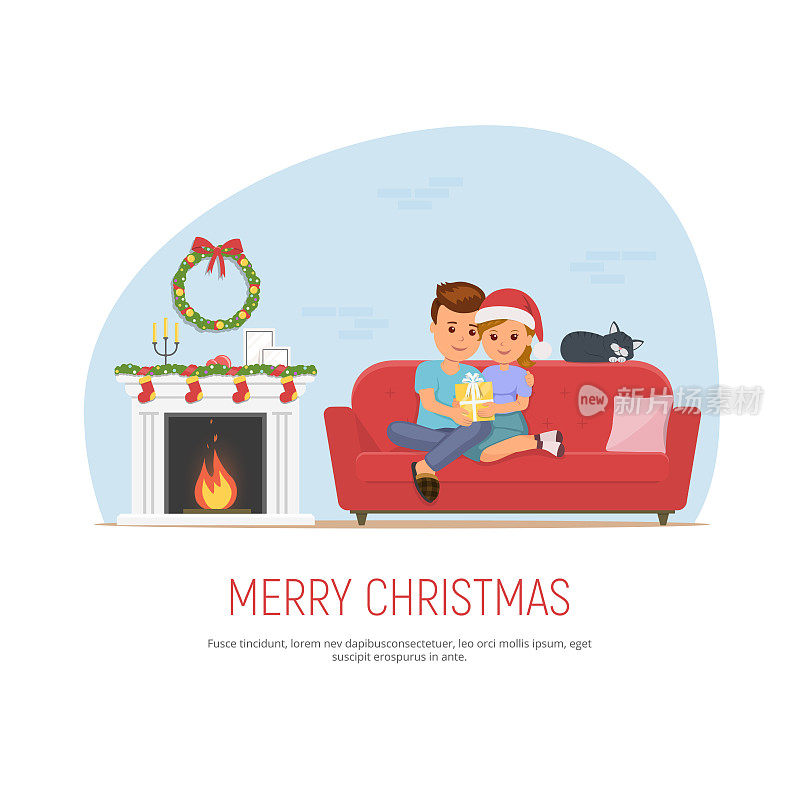 快乐的夫妇庆祝圣诞节。女孩给了男人一份圣诞礼物。室内舒适，有壁炉和红色沙发。