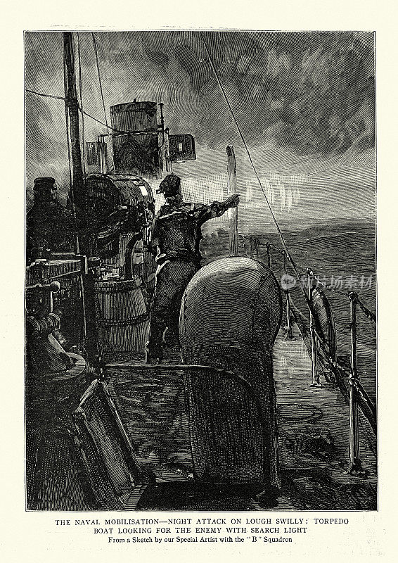 皇家海军鱼雷艇水手在夜间攻击中使用探照灯