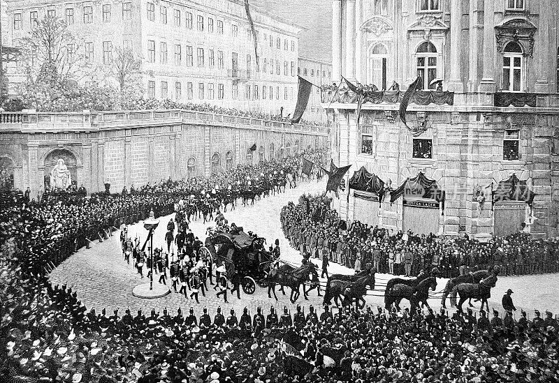1898年9月17日,奥地利伊丽莎白皇后的葬礼在维也纳举行,送葬队伍正在前往嘉布钦教堂的路上