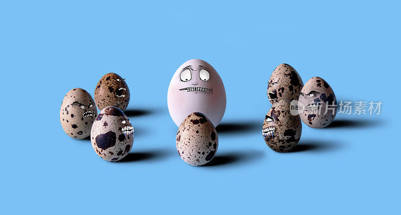 白色惊恐的鸡蛋被愤怒的鹌鹑蛋包围在蓝色背景上。有选择性的重点