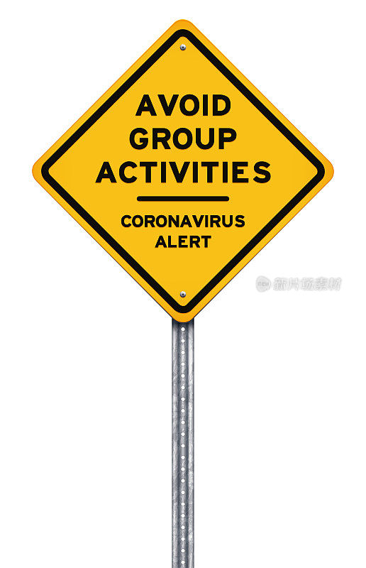 黄色社交距离冠状病毒警告标志与金属柱