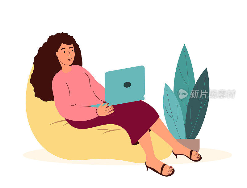 女性通过互联网使用笔记本电脑工作。在网上工作的自由IT工作者。自由职业者坐在椅子上，用电脑打字。平面矢量插图孤立在白色背景上