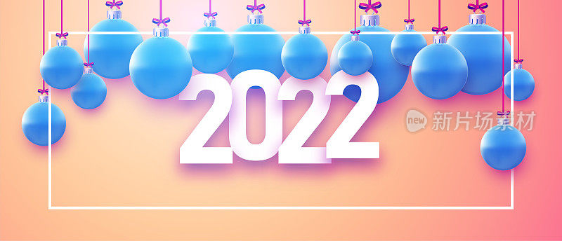 2022标志与美丽的蓝色圣诞球。