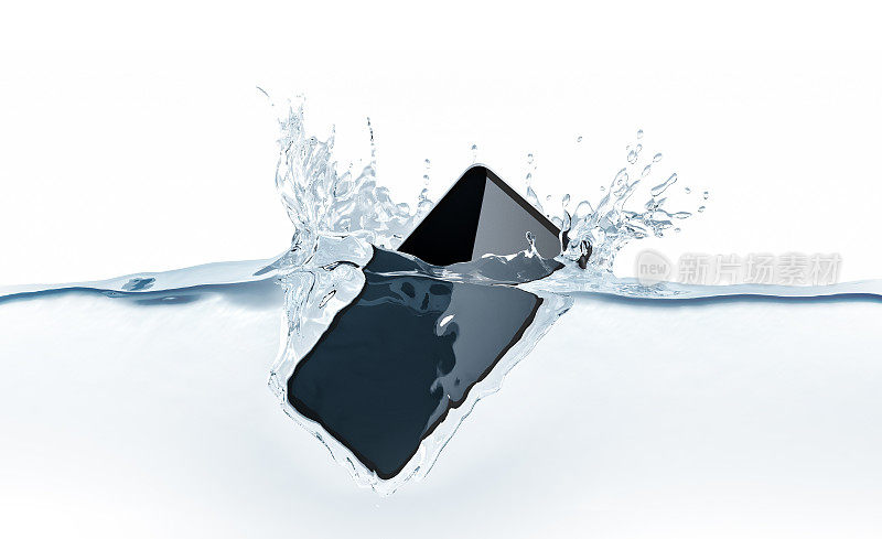 黑色的新智能手机模型落入水中