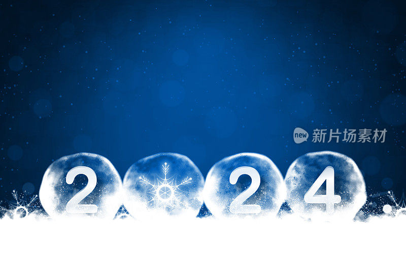 闪闪发光的圣诞水平深海军蓝午夜蓝色背景，新年快乐的主题梦想像白色文字2024包裹在泡沫或水晶球白色的雪地上，由棉花球和闪亮的雪花制成