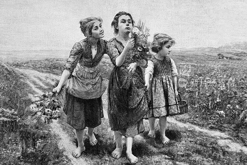 三个女孩赤脚跑回家，捧着摘下来的草地上的花