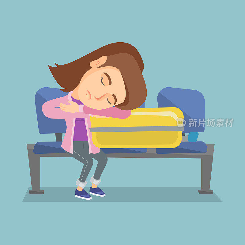 一个疲倦的女人睡在机场的行李箱上