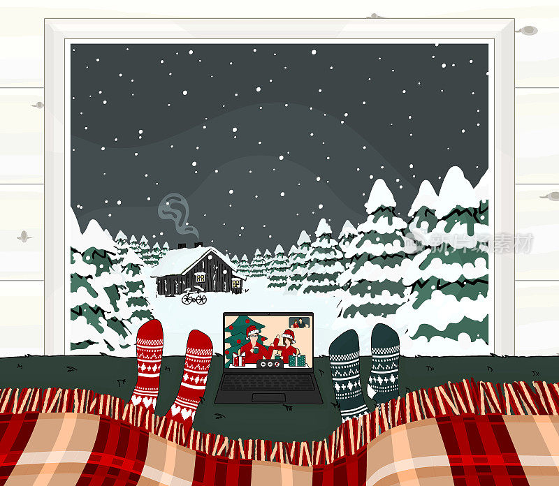 在圣诞节期间与朋友或家人视频通话。一对夫妇在大窗户附近的床上。那里有木质的斯堪的那维亚房屋和外面覆盖着积雪的森林