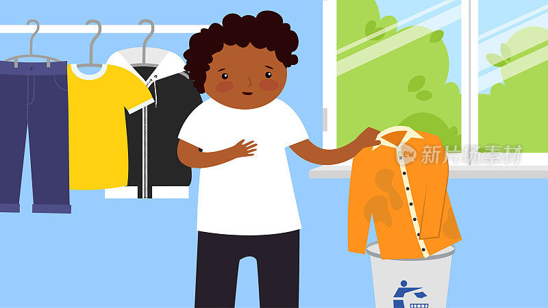 非裔美国男孩在店里挑选衣服。