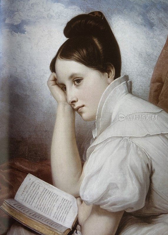年轻女子在膝上打开一本书，沉思的内容，手放在头上