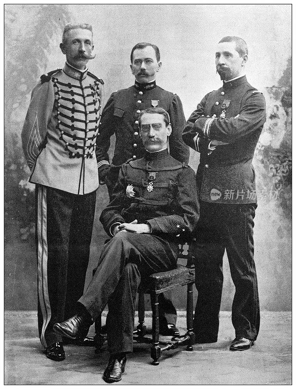 古旧照片:加利尼将军(坐)、利奥泰中校、马丁上校和罗克中校