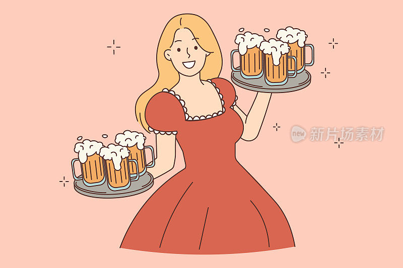 快乐的女人端着盛着啤酒的托盘