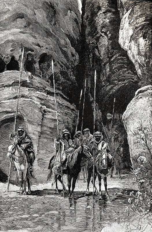 阿拉伯人骑着马拿着长枪，佩特拉的石头在后面