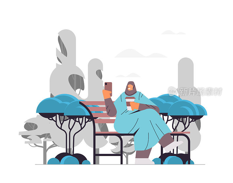 阿拉伯妇女在城市公园里喝咖啡和使用智能手机，女孩坐在木凳上景观背景