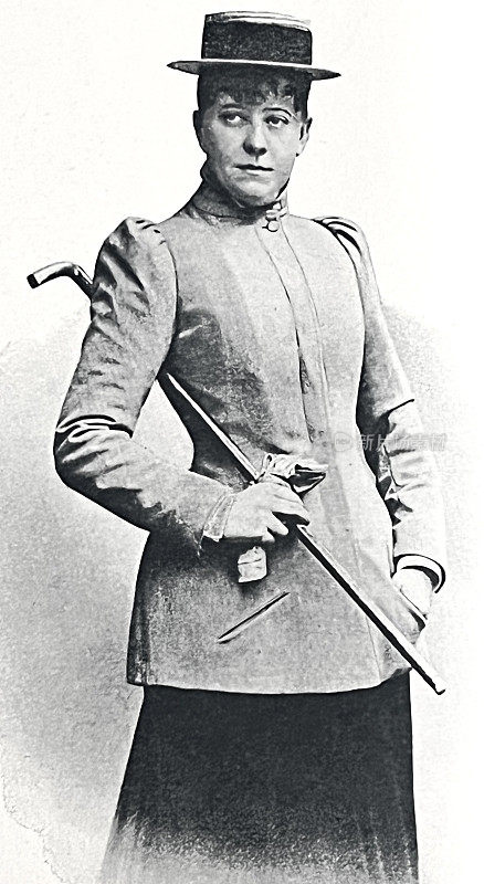 阿黛尔・桑德罗克，女演员，戴着帽子和手杖站着
