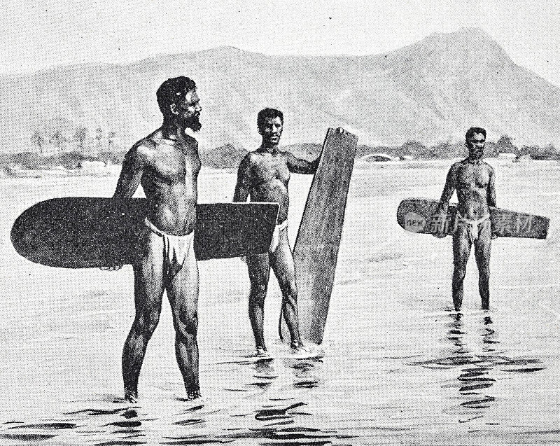 拿着冲浪板的夏威夷居民站在海滩上