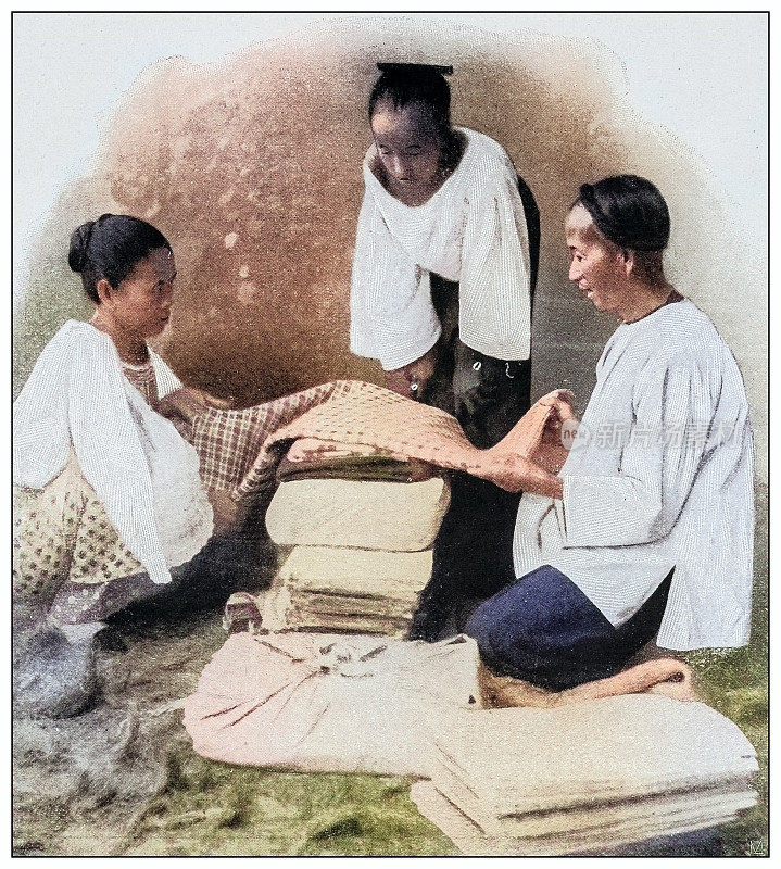 古色古香的黑白照片:菲律宾，中国小贩与他加禄族妇女讨价还价