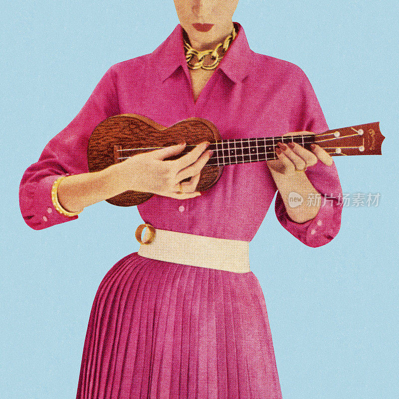 女人玩尤克里里琴