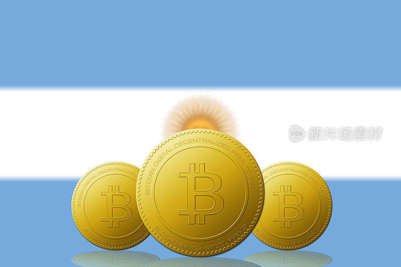 三种比特币加密货币，背景是阿根廷国旗。