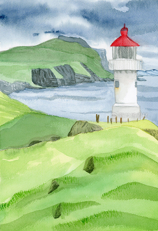 青翠的悬崖，著名的丹麦地标灯塔，蓝色和灰色的天空背景。