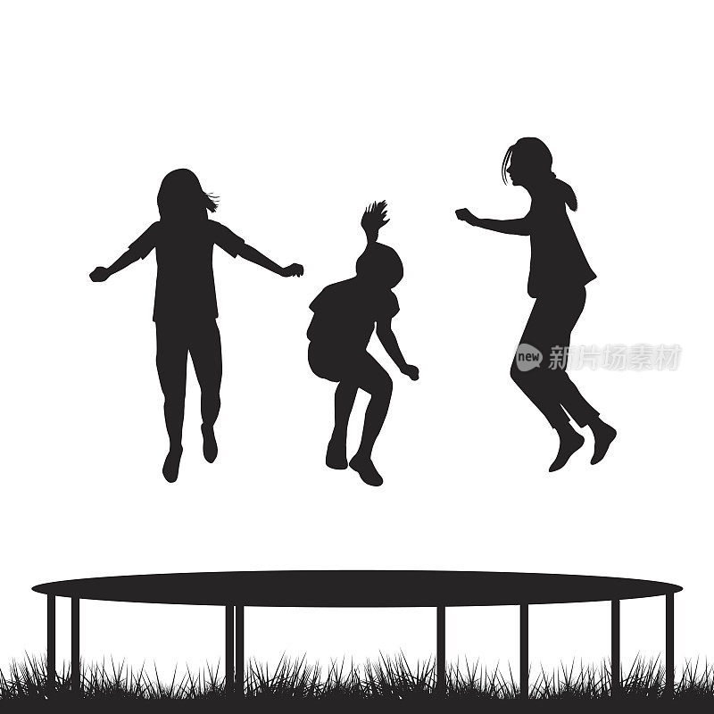 孩子们在花园里的蹦床上跳跃的剪影