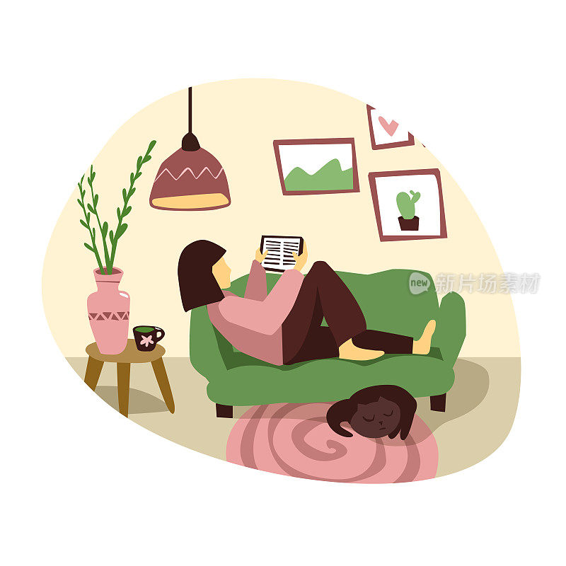 年轻女子正在客厅里看电子书。平坦的插图。女孩在家看书。女性拿着平板电脑坐在沙发上。舒适的室内设计。