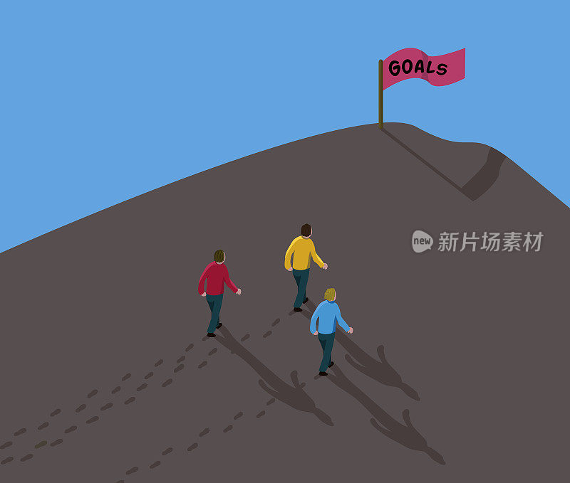 目标达到概念达到目标——三个男人走在泥土山上用红旗标志文字实现目标