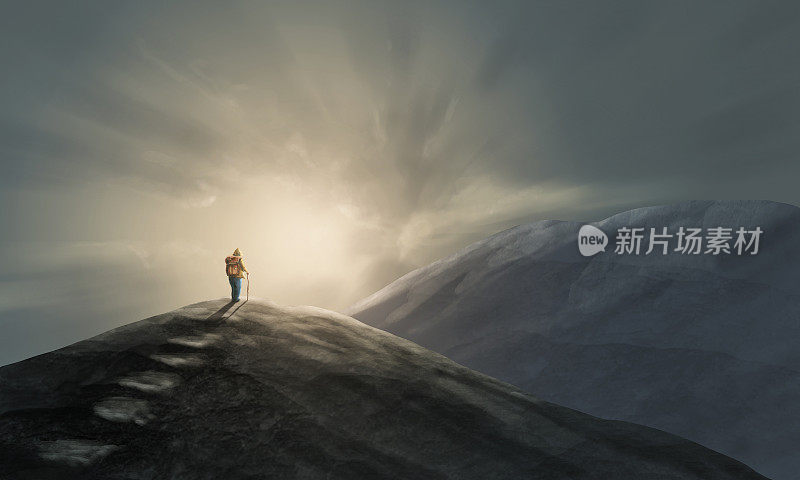 登山者，男人站在山顶景观下日落戏剧性的天空。数字绘画，平静的艺术背景