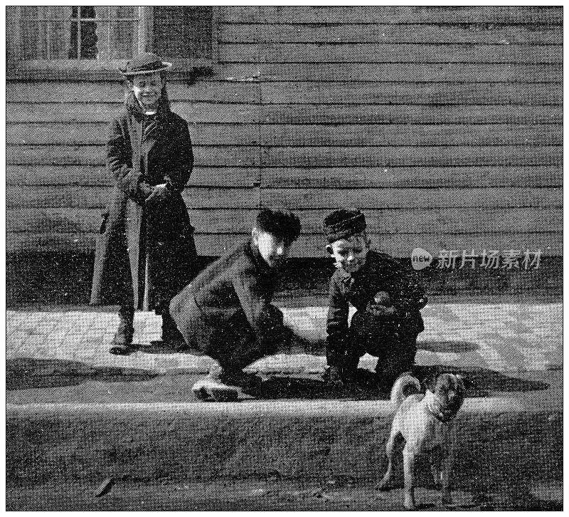 马萨诸塞州汉普顿县的古董照片:斯普林菲尔德,孩子们在沃辛顿街玩弹珠