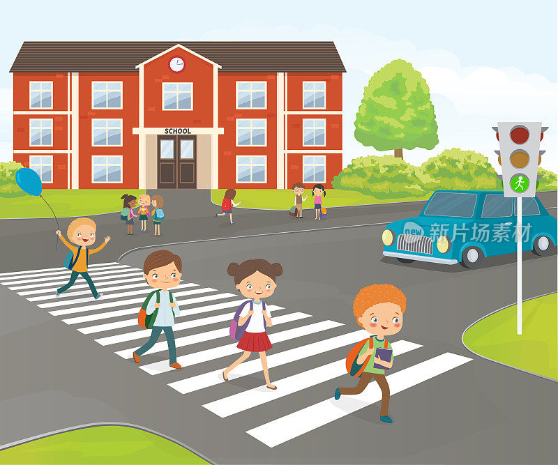 学校的孩子们在人行横道上过马路，靠近学校大楼