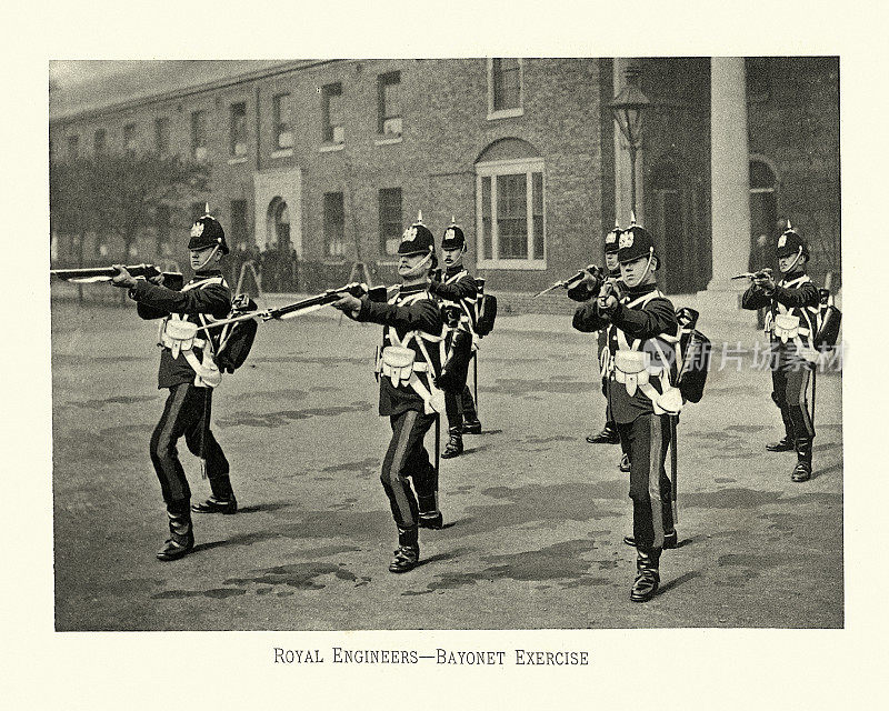 士兵们做刺刀练习，英国陆军皇家工兵，军服，19世纪维多利亚时代