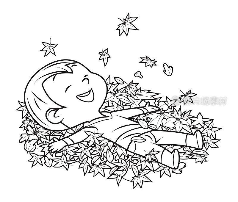 快乐的小男孩躺在树叶里