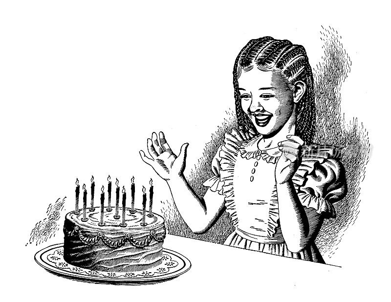 女孩对着点燃蜡烛的生日蛋糕微笑
