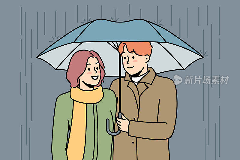 在雨中打着伞散步的幸福情侣