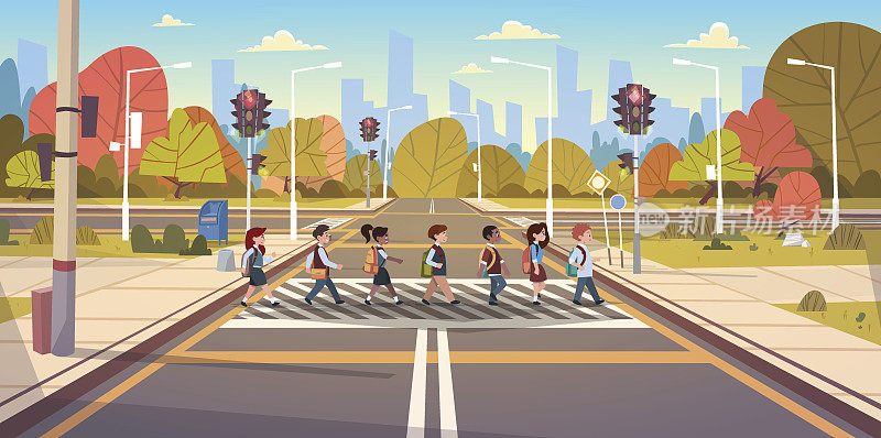 在有红绿灯的人行横道上过马路的一群学童