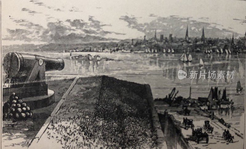 古董插图-新港堡与大炮在水的边缘