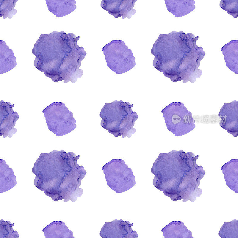 手绘抽象泼墨。紫色水彩无缝图案孤立在白色背景上。