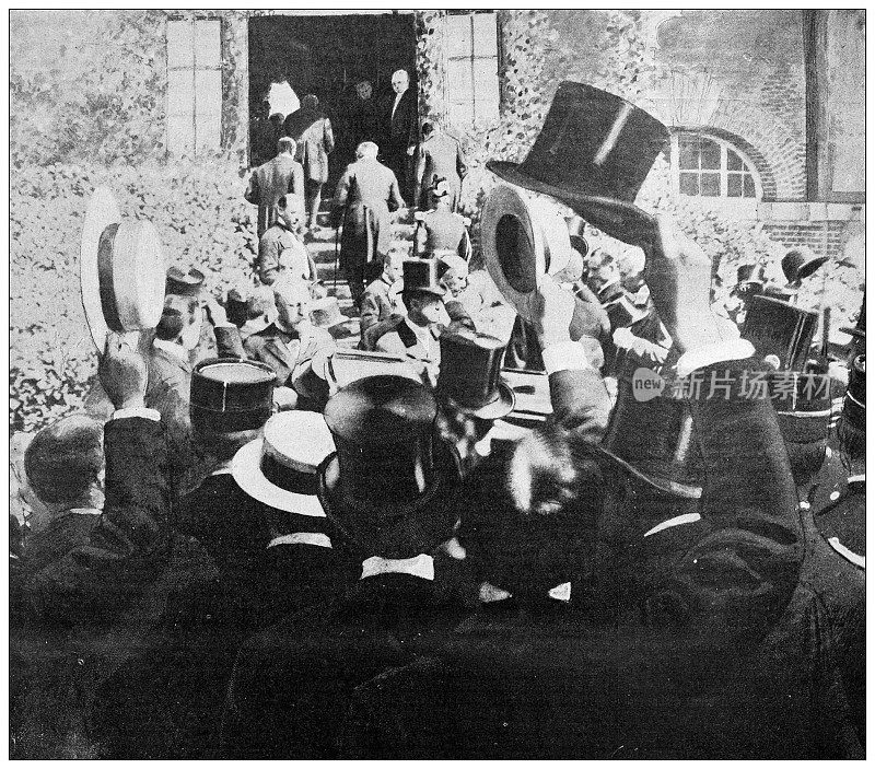 古董照片:为鲁贝特总统脱帽
