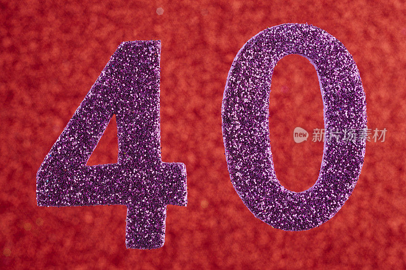 40号是红色背景上的紫色。周年纪念日。水平