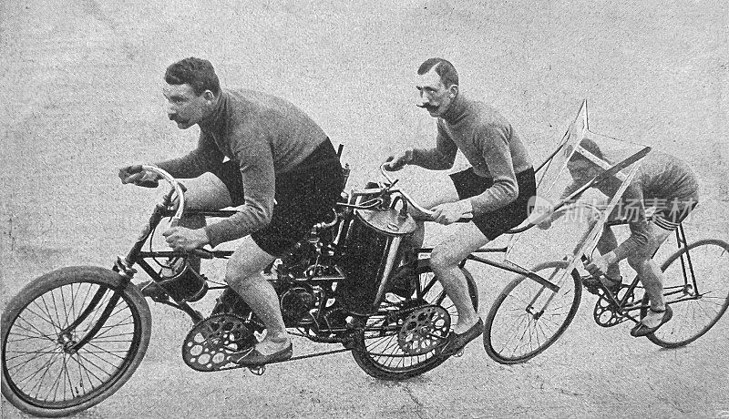 两个骑自行车的人在一辆摩托车的尾流中